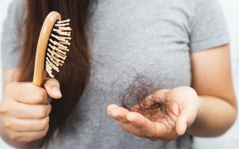 Immagine relativa al post intitolato Caduta dei capelli nelle donne: integratori anticaduta e cause 